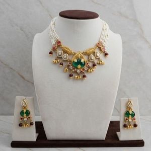 Ensemble de collier en perles Kundan fait main avec pierre vert émeraude, boucles d'oreilles traditionnelles indiennes pour mariée, bijoux pour femmes - Product Image 5