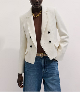Blazer élégant blanc croisé pour femme en tissu texturé, veste de bureau décontractée avec poches, manteau de costume stylé - Product Image 2