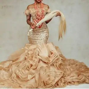 2024 gaun pernikahan putri duyung ruffle bahu terbuka warna emas kustom gaun malam rok berjenjang applique manik-manik Afrika