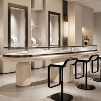 Conception d'intérieur de bijouterie de luxe sur mesure en or rose crème, éclairage LED, ensemble complet de luminaires clés en main, vitrine murale centrale