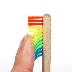 Spazzolino da Denti in Bambù Arcobaleno con Logo Personalizzato Biodegradabile ed Ecologico di Tendenza con Manico in Bambù e Setole Morbide/Medie per Igiene Orale Adulti - Product Image 3