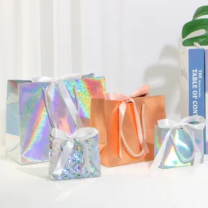 लेजर उपहार पेपर बैग छुट्टी पार्टी सोने और चांदी पैकेजिंग कार्टन रिबन पेपर बैग अनुकूलित आकार मुद्रित लोगो हो सकता है।