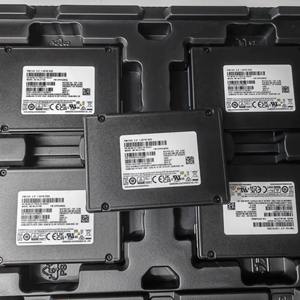 Unidad de Estado Sólido GUIXING Enterprise Usada MZWLO1T9HCJR-00A07 PM1743 U.2 1.92T SATA 6Gbps SSD - Product Image 2