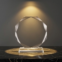 Plaque de trophée en cristal transparent avec design polygone facetté et base polie transparente pour les trophées et récompenses d'entreprise
