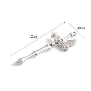 Colgante de Metal con Diseño Creativo en Forma de Espada, Color Plateado, para Regalo, Manualidades y Decoración - Product Image 6