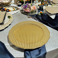 Assiettes de présentation dorées rayées en bambou de 13 pouces, assiettes de dîner polies en plastique acrylique moderne de luxe pour les fêtes scolaires