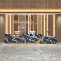 Comptoir d'accueil moderne et minimaliste avec finition peinture laquée, pour réception d'entreprise, hôtel, salon de beauté, ou comme comptoir de service personnalisé et de caisse.