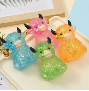 Jouet à presser souple en TPR en forme de vache des Highlands, 8*5*6cm, rempli de maltose, anti-stress, certifié EN71/CE, pour enfants de 2 à 4 ans - Product Image 1