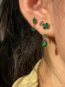 Boucles d'oreilles F136 en titane vert à dos plat pour cartilage, labret, daith, hélix – Bijoux de piercing corporel pour femmes - Product Image 4