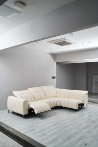 Cómodo Sofá Reclinable Moderno de Tres Plazas con Estructura Metálica y Diseño Ergonómico para Sala de Estar - Product Image 5