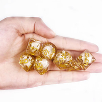 Set dadu desain unik inti tengkorak kustom dan Amber dalam dadu Dnd Game Resin polihedral RPG