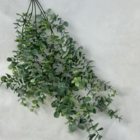 Vente en gros de plantes artificielles suspendues en eucalyptus, fleurs en plastique vertes pour la décoration murale intérieure et l'aménagement paysager
