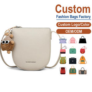 Bolso bandolera de cuero de grano completo – Silueta con adorable adorno de peluche, textura fina de grano de lichi y acabado mate de brillo suave - Product Image 1