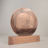 Trophée Abstrait Géométrique Sur Mesure Arabie Saoudite : Plaque Métallique de Luxe avec Finition Dorée pour Événements Sportifs 2026