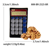 Broche calculatrice avec touches émaillées et empilement de pièces de monnaie dorées pour vestes et revers, 35x36mm, Blanc Noir