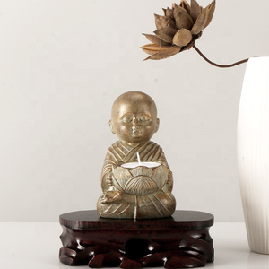 Tenendo loto candelabro piccolo monaco fatto a mano in resina Buddha figurina scrivania profumato Buddha giardino Bonsai Mini ornamenti - Product Image 1