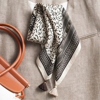 Foulard carré en soie personnalisé par sublimation, 70 cm, motif feuilles noires et crème, style abstrait avec traces de pinceau, bandana pour femme
