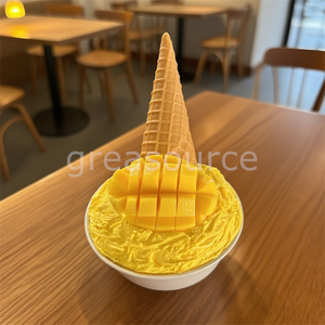 Modèle de crème glacée exquis, coupe et cornet croustillants, saveur réaliste, garni de biscuits, fruits et chocolat, pour présentation en pâtisserie - Product Image 4