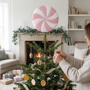 Adorno <span class=keywords><strong>de</strong></span> árbol <span class=keywords><strong>de</strong></span> Navidad <span class=keywords><strong>de</strong></span> lana sherpa rosa menta con remolinos blancos, disco <span class=keywords><strong>de</strong></span> caramelo esponjoso, corona <span class=keywords><strong>de</strong></span> Navidad decorativa - Product Image 2