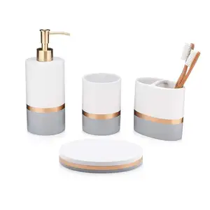 Set aksesori kamar mandi polyresin, desain Strip emas mewah 4 buah Dispenser sabun dengan nampan untuk mandi