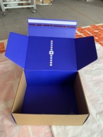 Boîte d'expédition en carton rigide avec logo personnalisé, revêtement UV, lamination mate, bande à glissière en relief, fermeture autocollante, boîte postale recyclée