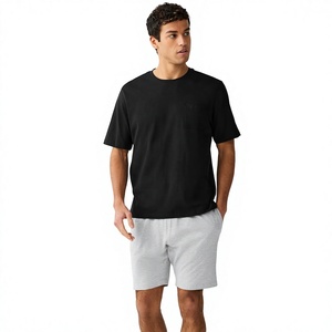 Conjunto de camiseta negra de cuello redondo y pantalones cortos grises para hombre, ropa informal de verano de color sólido, tejido transpirable. - Product Image 1