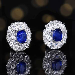 Pendientes de zafiro azul real de corte ovalado de 3.26 quilates de Madagascar, con engaste de oro de 18 quilates adornado con 80 detalles de zafiro blanco brillante. - Product Image 2