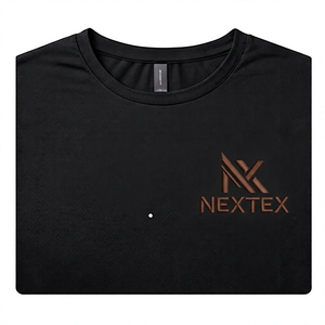 เสื้อยืดคอกลมสีดำสำหรับผู้ชาย ผ้าถักเนื้อนุ่ม แห้งเร็ว ผสมคอตตอนและสแปนเด็กซ์ สวมใส่สบายๆ ในฤดูร้อน มีโลโก้ด้านหน้าแบบรีดร้อน - Product Image 2