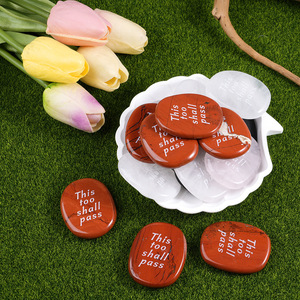 Piedra de cristal de energía tallada personalizada, esto también pasará adorno de descompresión de dedo con tema de amor para decoraciones navideñas - Product Image 4