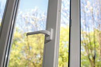 Fenêtres en PVC de style européen minimaliste sur mesure, double vitrage, verre trempé, fenêtres à battants pliants verticaux pour cuisine et villa
