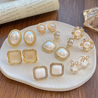 Anting Tusuk Mutiara Setengah Bulat Elegan 2023, Hiasan Bunga Hati untuk Wanita dan Remaja Putri, Perhiasan Cantik Nan Menawan