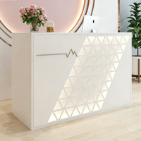 Comptoir de réception moderne et minimaliste personnalisé avec panneau LED éclairé pour salon de beauté et boutique de vêtements