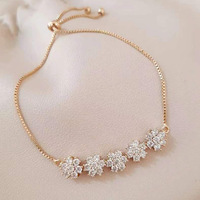 Pétale en alliage de zinc plaqué or 18 carats bracelet à la mode pour les femmes rouge cinq petites fleurs étoile à cinq branches tirer ouvert en gros