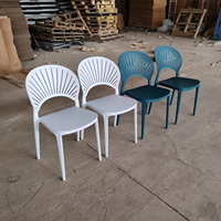 Chaise de café élégante en polypropylène pp en plastique Vente en gros Restaurant nordique Salle à manger en plastique Chaise de café