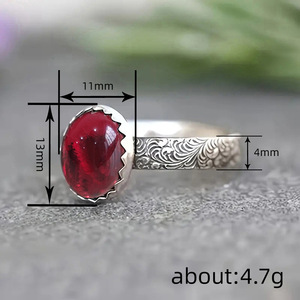 Anello con texture rosso sangue, stile vintage, elegante e alla moda, accessorio per abiti da festa e outfit quotidiani - Product Image 4