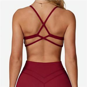 Sujetador deportivo al por mayor para mujer con cuello en V bajo, espalda cruzada doble, tirantes finos, sensación suave y nude, acolchado, para yoga, pilates y entrenamiento. - Product Image 4