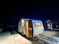 Caravane mobile tout-terrain MAICHE blanche pour 2 personnes, capacité de couchage, dimensions 450x210x260cm