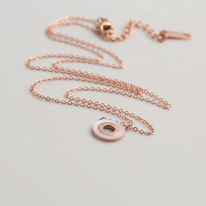 Popolare Collana da Donna Romantica in Acciaio Inossidabile Placcato Oro Rosa con Catena a Maglie e Ciondolo a Forma di Lettera e Conchiglia Bianca - Product Image 2
