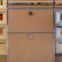 Bureau de maquillage modulaire minimaliste style H&W, taille et couleur personnalisables, structure en acier inoxydable chromé, table de maquillage, salle à manger, salon
