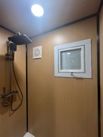 Clinique médicale contemporaine en conteneur avec hébergement pour médecin de garde et extension à double aile