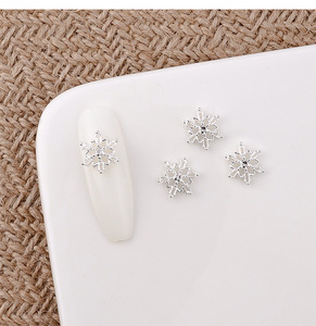 50 pièces de breloques pour ongles en alliage en forme de flocon de neige, décorations métalliques de luxe léger pour manucure d'hiver - Product Image 6