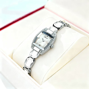 Montre pour femme, montre-bracelet pour femme, élégante et tendance, style de niche, sertie de diamants, montre à quartz unique de forme carrée - Product Image 4