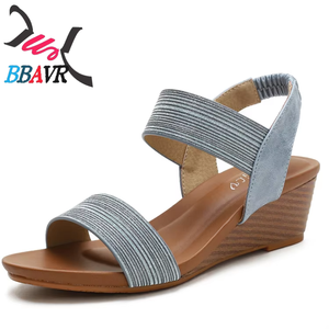 Sandalias de cuña para mujer al por mayor de fábrica, de PU brillante con tira trasera y punta abierta, calzado casual para exteriores - Product Image 3