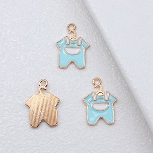 Ciondolo in lega color oro a forma di tutina per neonato, ideale come bomboniera o decorazione per baby shower - Product Image 4