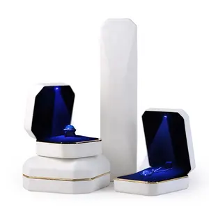 Plastique blanc personnalisé pour bijoux, boîte d'emballage avec led, pièces