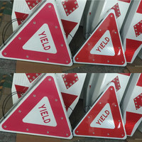 Panneau de signalisation routière triangulaire en aluminium, électrique, LED, réfléchissant, alimenté par énergie solaire, avec lumière d'avertissement de sécurité