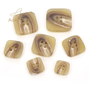 Boutons en résine <span class=keywords><strong>pas</strong></span> chers à motif carré simple à quatre trous pour costumes, manteaux, pulls et cardigans pour hommes et femmes - Product Image 2