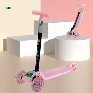Детский трехколесный скутер