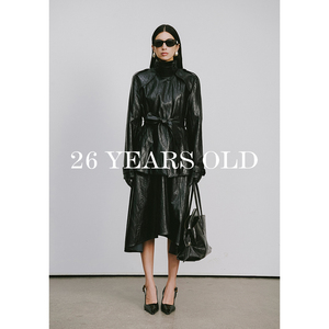 26YEARSOLD Giacca <span class=keywords><strong>in</strong></span> <span class=keywords><strong>Pelle</strong></span> Ecologica Slim da <span class=keywords><strong>Donna</strong></span>, Design Originale, Autunnale, Sopra il Ginocchio, con Gonna Aderente Tinta Unita, Completo 3629 & 3661 - Product Image 3