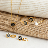 Parure de bijoux émaillés noir et blanc pour femme, en acier inoxydable plaqué or 18 carats, avec bouton émaillé, perle CZ, bracelet ouvert, collier et bague